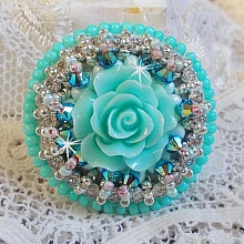 Bague Blue Flowers brod&eacute;e avec un cabochon en forme de rose en r&eacute;sine, cha&icirc;ne strass Cristal, toupies Jet de haute qualit&eacute; AB2X et farfalles ovales. Les couleurs sont : l&rsquo;Argent&eacute; et le Vert Menthe